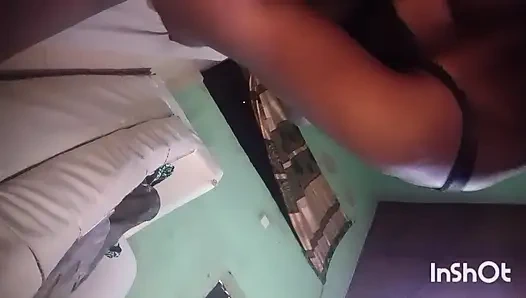 Rose penetrasyondan önce siyah yarağa masaj yapıyor