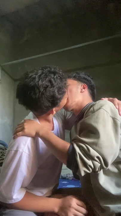 Filipinli twink büyük yarak emiyor ve yutuyor | Klip 1