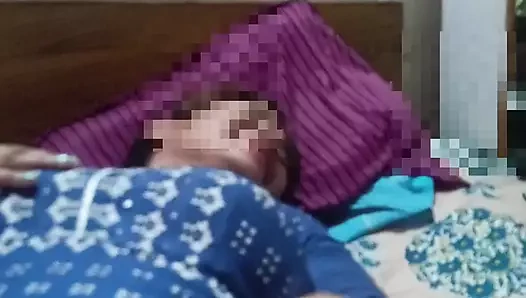 Yenge çıplak vücudunu gösteriyor