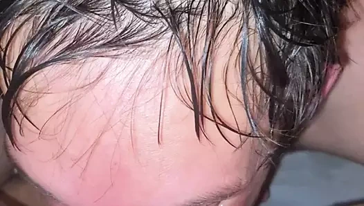 Bir yabancının yumrukları tarafından gerilmiş