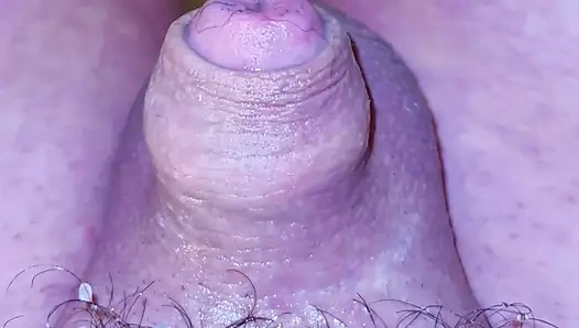 Küçük yarak duşta işiyor