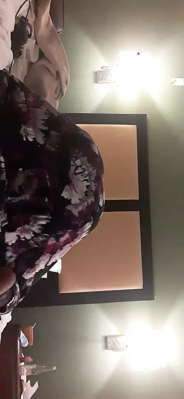 Kadın kılıklı twerk yapıyor