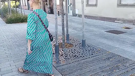 Sarışın Olgun Eş Oral Seksin Tadını Çıkarıyor