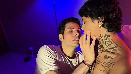 Küçük arkadaşıma götümü veriyorum