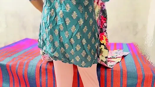 Üvey kız kardeşim kızgındı, göğüslerini sıktı ve sıkı amcığını siktim üvey kız kardeşim sert sikişiyor