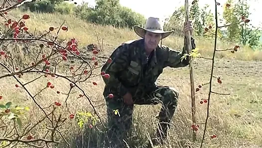 Masum tatlı genç kız kırsalda yaşlı bir avcı tarafından sikiliyor