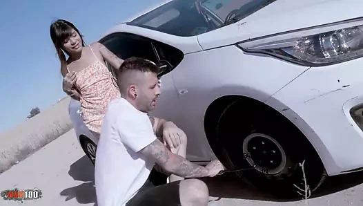 Kevin White yolda yıkıldı michy perez'i lezzetli küçük güney Amerikalı kızla sikiyor