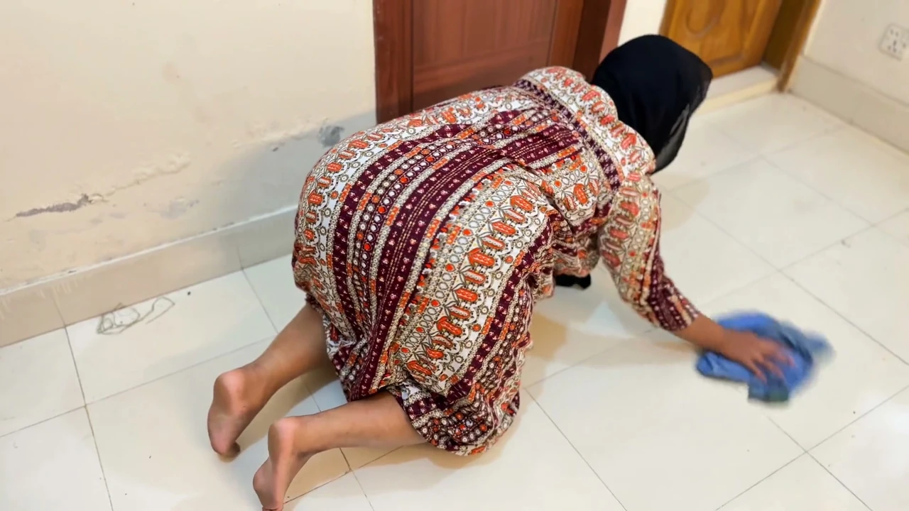 Egypt Beautiful Big Ass Curvy Muslim Hot Stepmom Stuck Under Bed Then She Want Anal Fuck From Me!