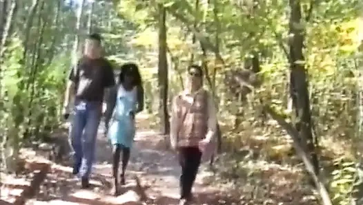 Bir blackette ormanda üçlü kesiliyor