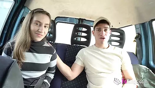 Amatör 18 yaşındaki bebek pornoda ilk gününde: bir açık hava delme ile başlar