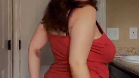 Yağlanmış orta yaşlı seksi kadın dildo sikişi