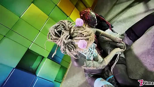 Büyük dövmeli trans Lily Lu anal yumrukla sikiliyor