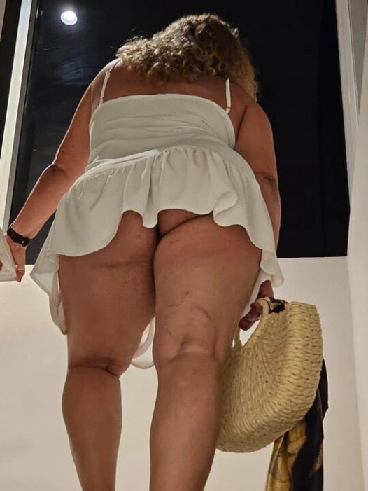 Cesur ve ateşli 🔥 elbisesi her şeyde görülmeyi seviyor ve bundan çok daha fazla zevk alıyorum