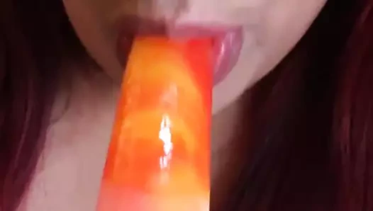 Bayan madii ağız dolusu lezzetli derin gırtlak alıştırması alır