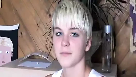 Claudia Downs her türlü pozisyonda sikişiyor.