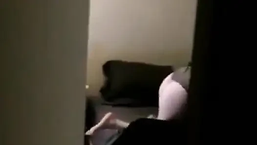 Oda arkadaşım beni yastıkla sikerken filme alıyor!