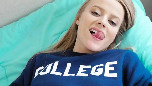 Üvey kız kardeş üvey erkek kardeşinin tombul yarağını sıkı amının içine kaydırması için bacaklarını açıyor