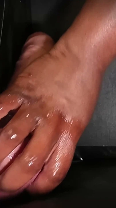 Gloryhole el işi ve 2 haftalık abstinensle büyük toplarla ve yağlanmış beyaz bir penis