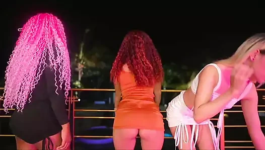 Arkadaşım dans ettikten sonra amını emdiriyor