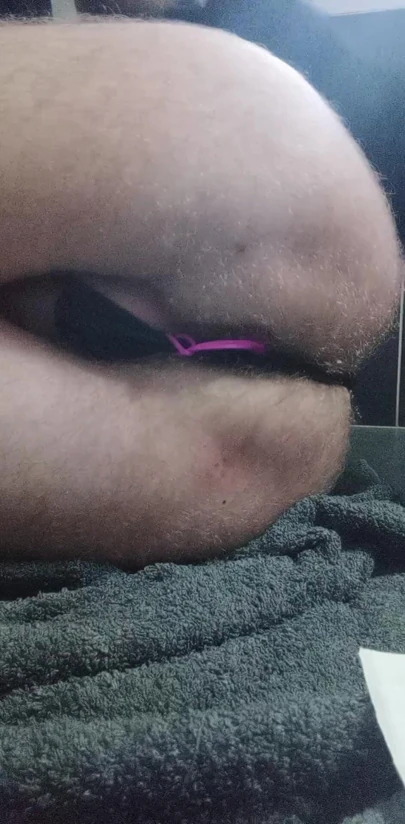 üvey kız kardeşin seksi külotu ve küçük vibratör kıçıma kaydı