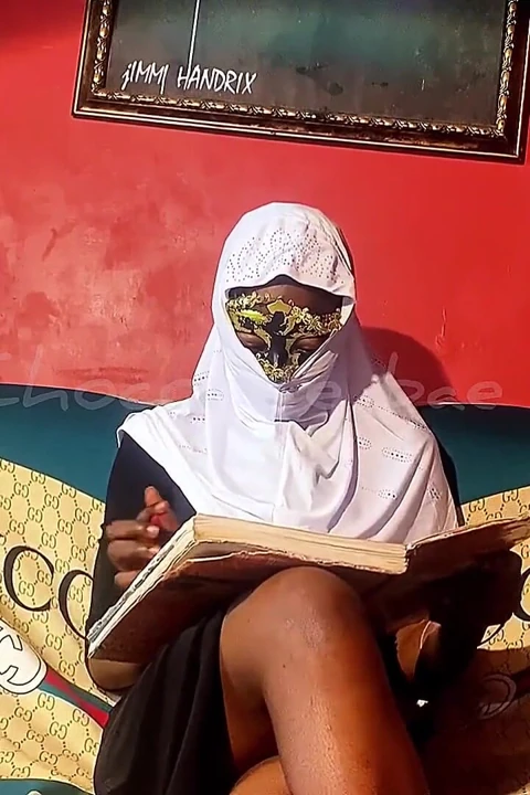 Seksi yeni evli tesettürlü bayan düğünden bir gece önce üvey erkek kardeşiyle ilişkiyi düşünerek çok azıyor!!
