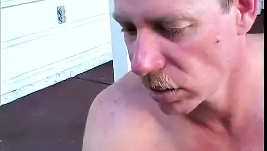 Уродливая лесбуха Raquel в черном латексном наряде заставляет чувака лизать ее большой бутон удовольствия и потчевал его большим страпоном