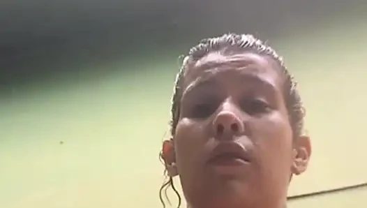 Komşu arka bahçede banyo yapıyor