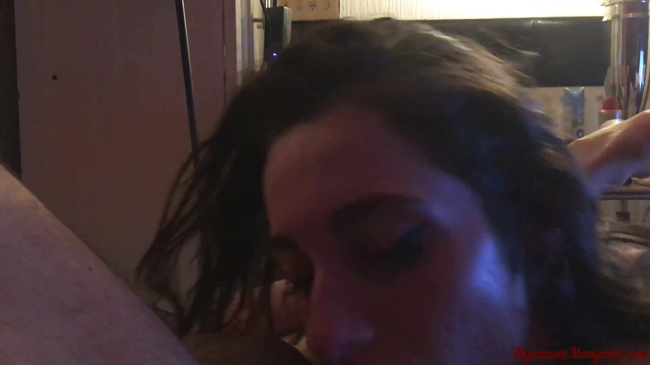 Sıkı götümde üçlü seks partisi.bakış açısı çift namlulu oral seks