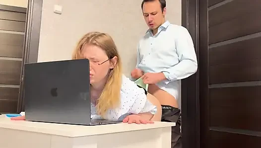 Utangaç asistan evli kadın zorbayla sikişiyor