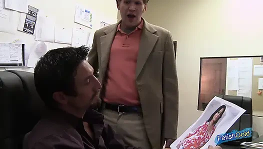 İri göğüslü genç kız azgın lezbiyen sarışın tarafından domine ediliyor