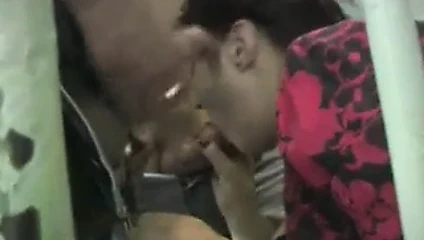 Güzel kadınlar ve 2 erkek açık havada