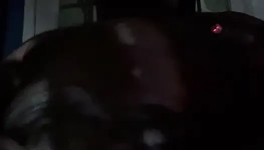 Karanlıkta mastürbasyon yapıyor