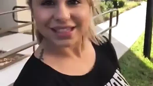 kalçaları n delikler gösteriliyor