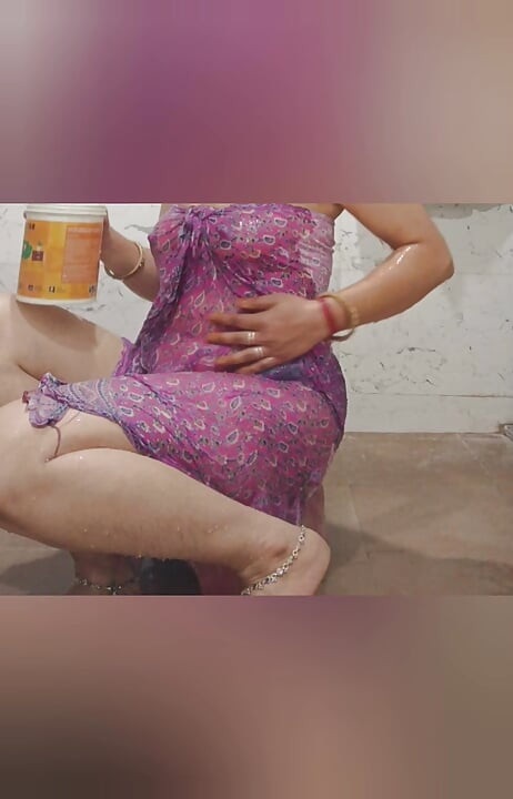 Priya yenge banyoda ateşli vücut gösterisi