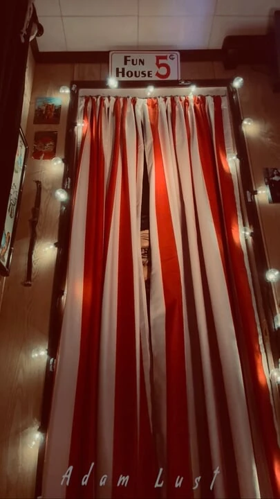 FUNHOUSE ОСОБЕННОСТЬ: TONGKA СБЕГАЕТ, ТЕРРОРИЗИРУЕТ ТОЛПУ