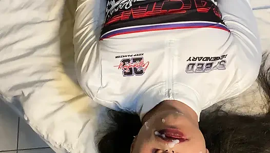 Yüzüme boşalıyorum