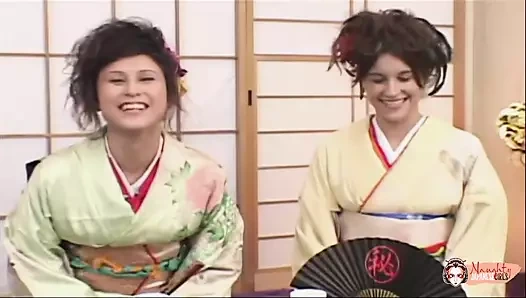 İki azgın sürtük Asyalı yarakları olağanüstü bir dörtlü sekste denemek istiyor