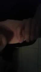 schlampe July lutscht am Klo