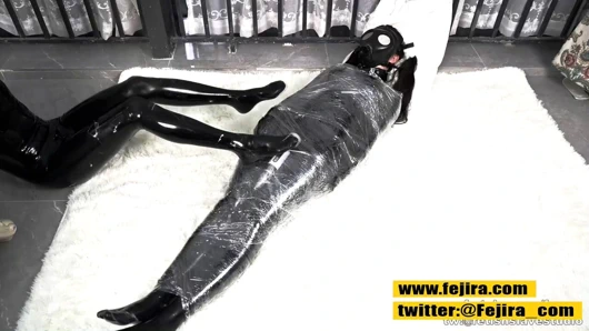 Fejira com – lateks tayt orgazmında lezbiyen vibratör