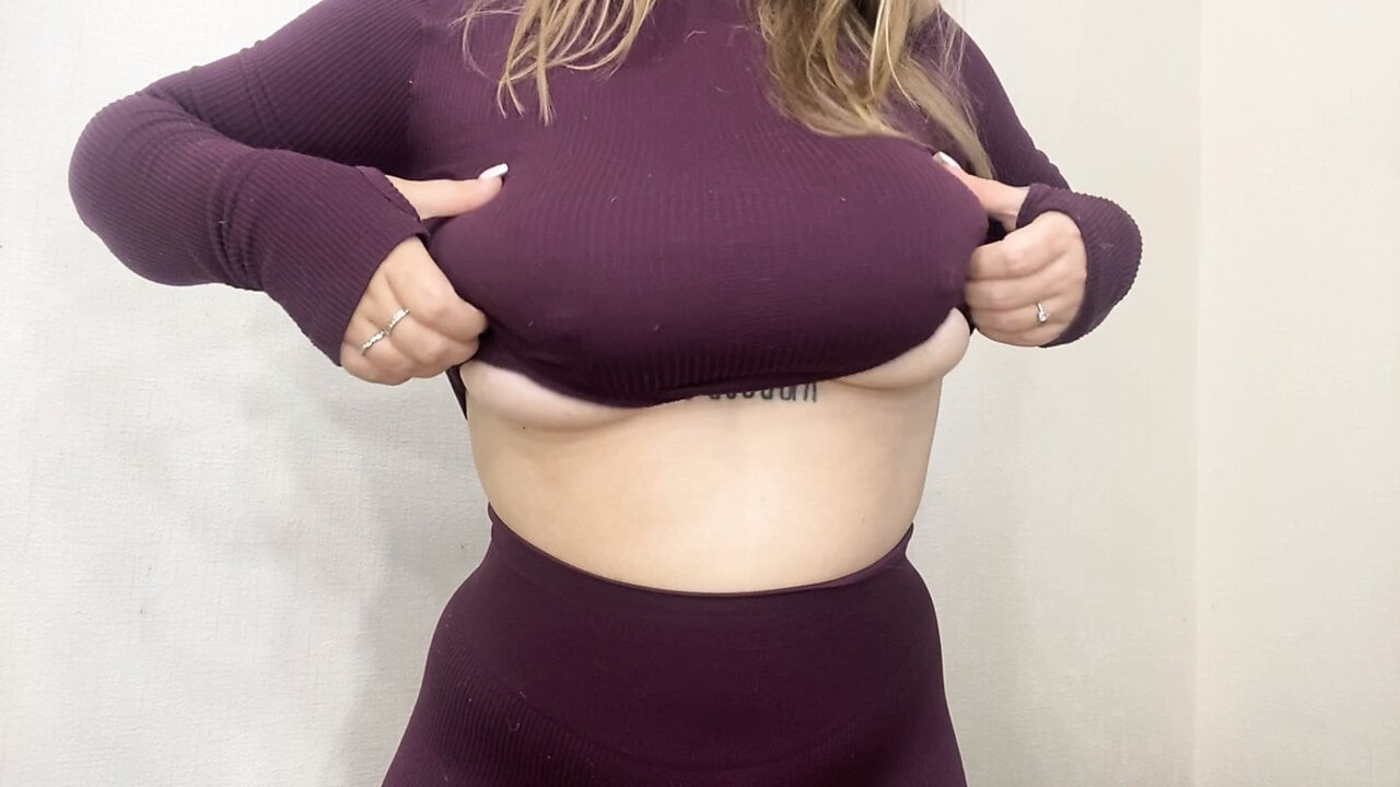 Büyük doğal göğüslü seksi şişman kız spor giyimde tüm cazibesini gösteriyor