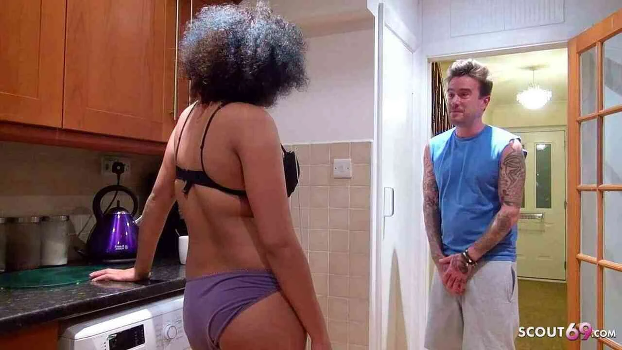 Mama vitregă matură îl ajută pe fiul cu umflături de dimineață să ejaculeze cu sex