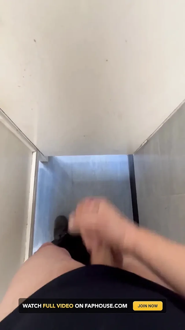 Tuvalette mastürbasyon yapıyor