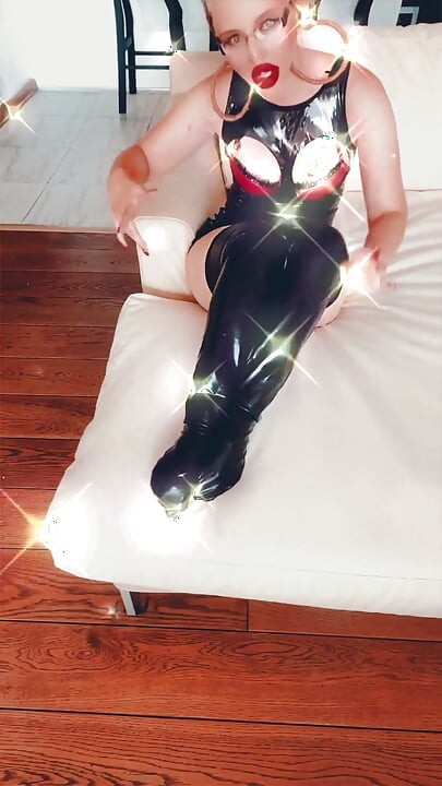 Findom Golddigger'dan I Am Bitch 2 şarkı