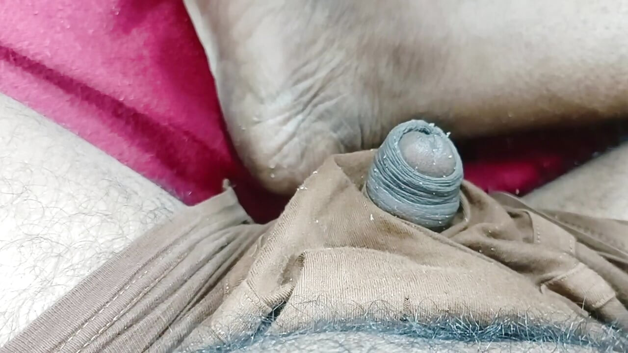 Bakire kızın ilk amını parmaklıyor