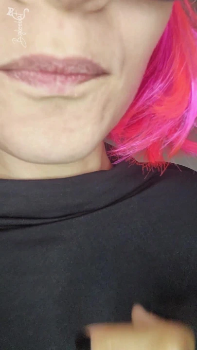 Kedicik maskem ve büyük göğüslerimle arzumun tadını çıkar