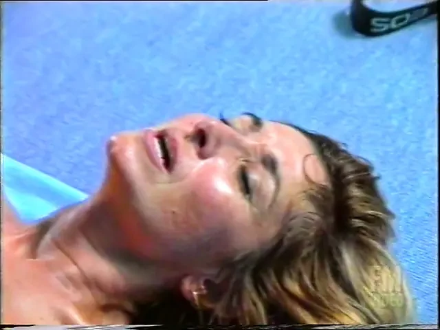 Olgun çift ayakla mastürbasyon yaptıktan sonra açık havada sikişiyor