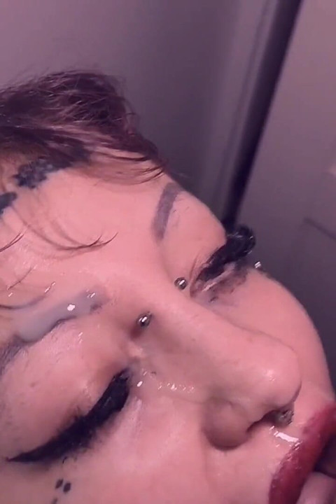 Tombul yüze boşalma gotik tombul kız