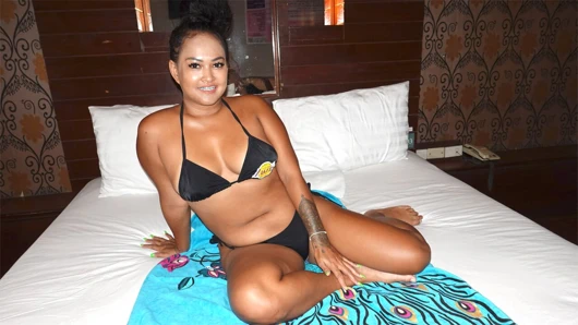 Tombul Taylandlı iri güzel kadın müşteriye en harika seks masajı yapıyor
