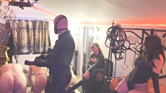 Sahibeler ve usta zalim kırbaçlama yarışması - zeida, zara ve usta darius