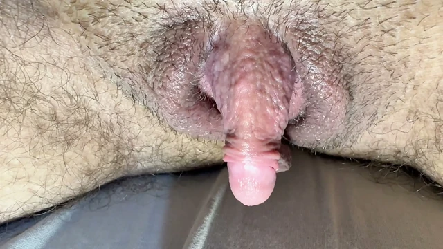 Azgın trans erkek yatmadan önce mastürbasyon yapıyor ve dildoya oturuyor